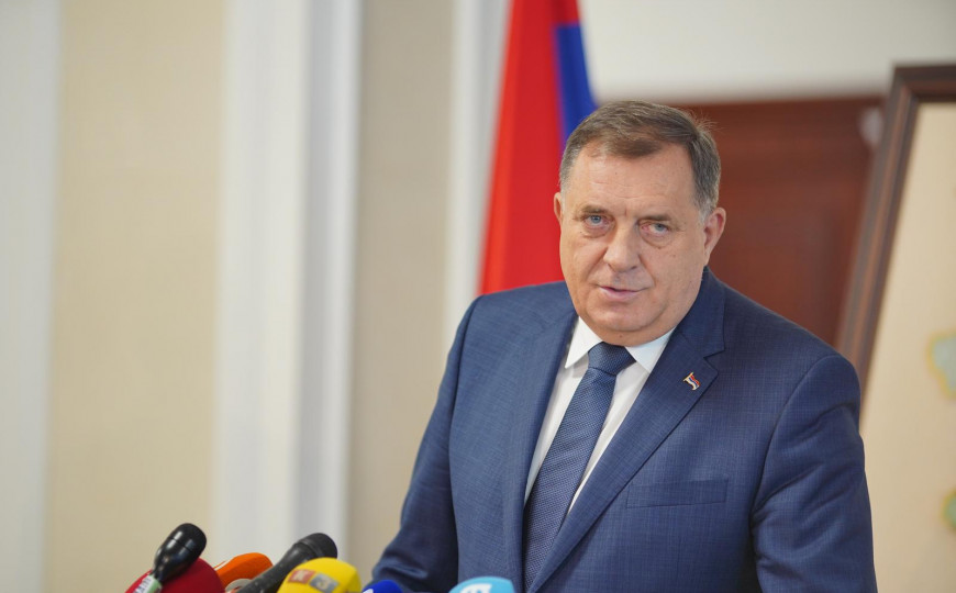 Dodik napustio salu za vrijeme intoniranja himne BiH i poručio da su svi trebali sjediti tada Dodik napustio salu za vrijeme intoniranja himne BiH i poručio da su svi trebali sjediti tada
