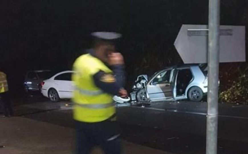 Teška nesreća kod Velike Kladuše: Povrijeđene dvije osobe, jedna teže Teška nesreća kod Velike Kladuše: Povrijeđene dvije osobe, jedna teže