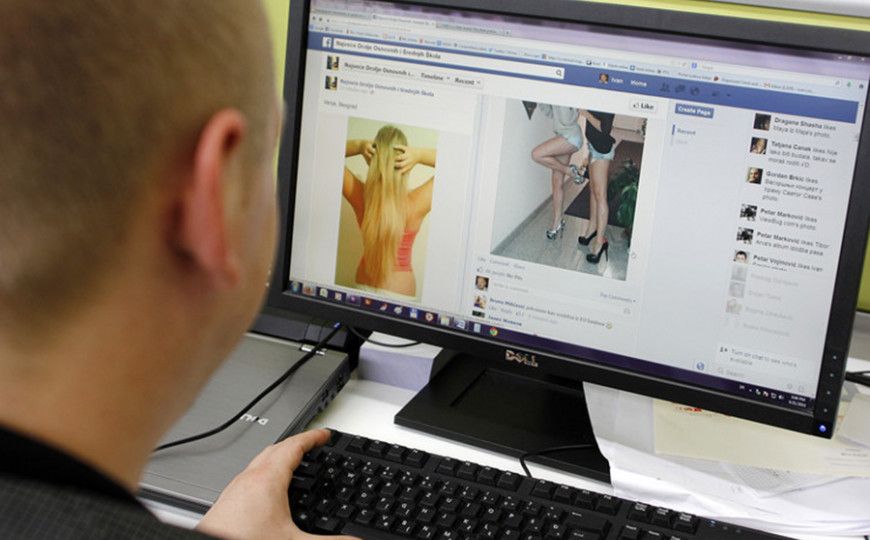 Ucjenjivali bivše djevojke da će javno objaviti njihove kompromitirajuće fotografije i videosnimke ukoliko im se ne vrate Ucjenjivali bivše djevojke da će javno objaviti njihove kompromitirajuće fotografije i videosnimke ukoliko im se ne vrate