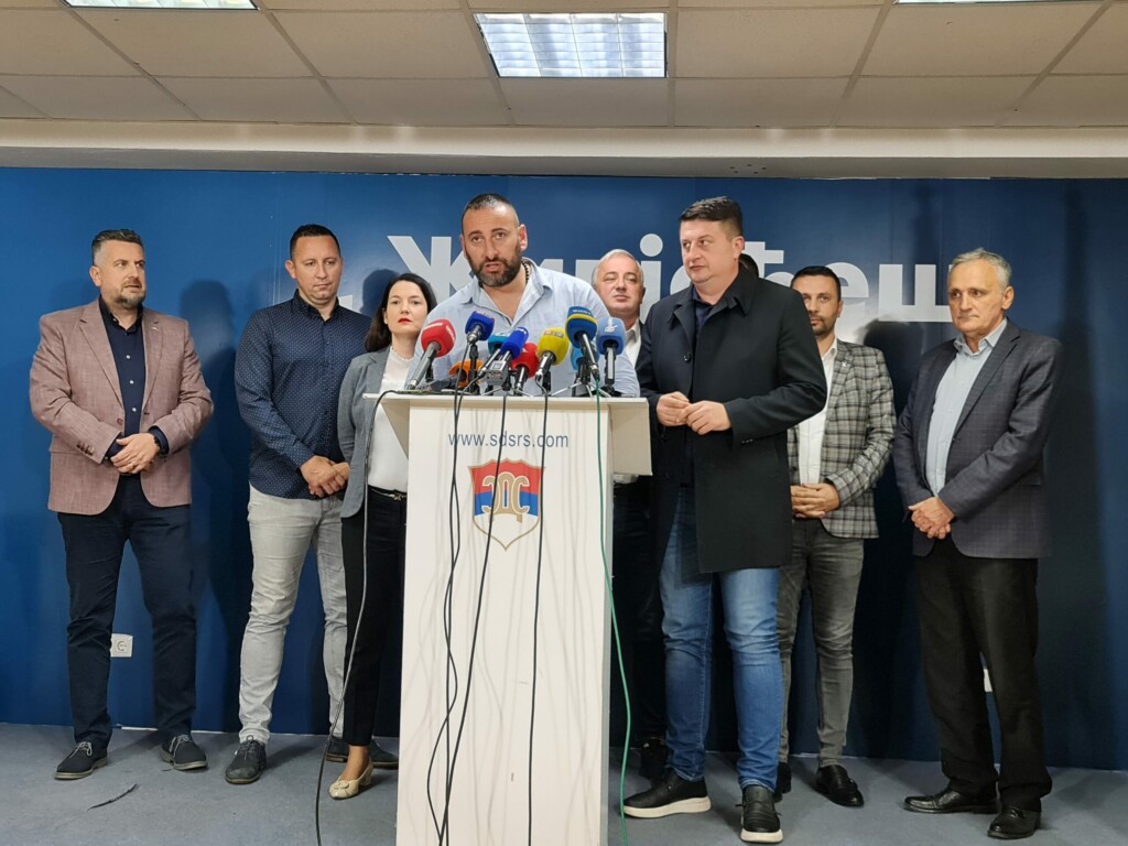 Ne prihvataju rezultate: Opozicija iz RS-a sutra ponovo održava proteste u Banjoj Luci Ne prihvataju rezultate: Opozicija iz RS-a sutra ponovo održava proteste u Banjoj Luci