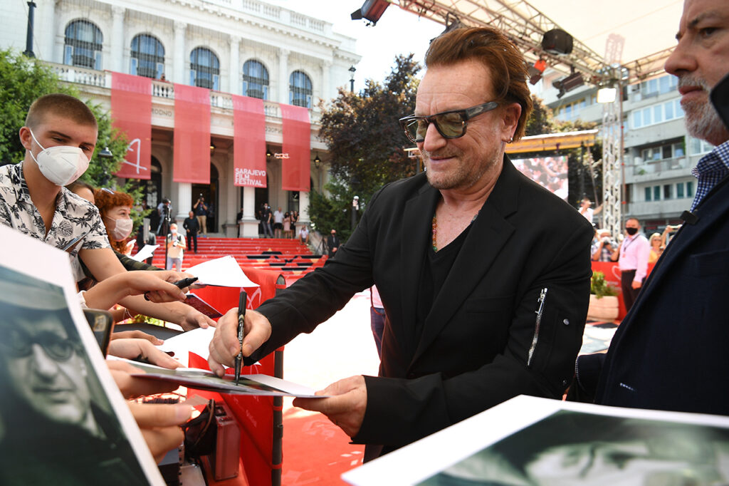 Bono snima dokumentarac o koncertu u Sarajevu, producenti su Ben Affleck i Matt Damon Bono snima dokumentarac o koncertu u Sarajevu, producenti su Ben Affleck i Matt Damon