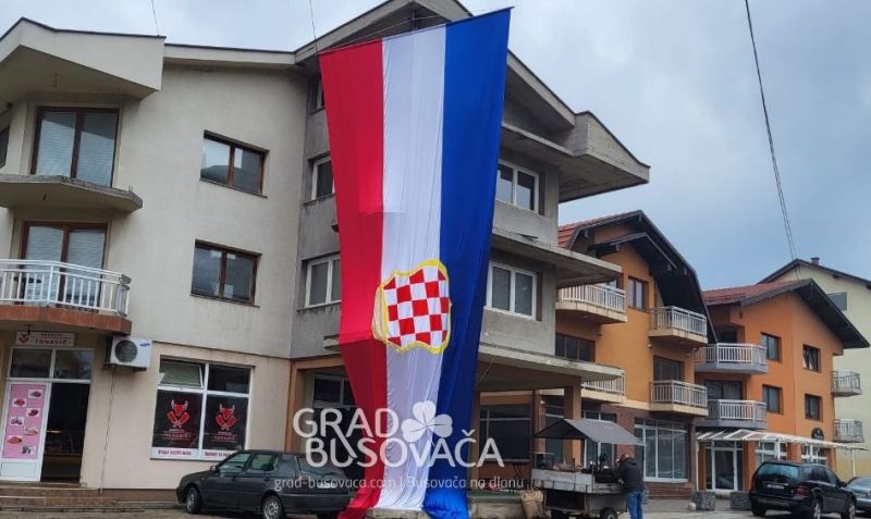 U Busovači postavljena "najveća zastava" tzv. Herceg-Bosne uoči utakmice Hrvatska - Kanada U Busovači postavljena "najveća zastava" tzv. Herceg-Bosne uoči utakmice Hrvatska - Kanada
