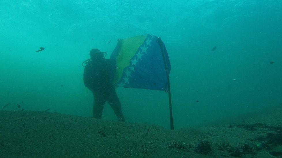 Dan državnosti BiH obilježen i postavljanjem državne zastave na dno rijeke Une Dan državnosti BiH obilježen i postavljanjem državne zastave na dno rijeke Une