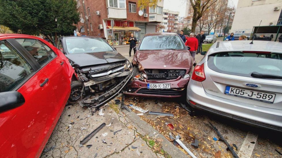 Krš i lom u Sarajevu: Sudarili se pa oštetili parkirana vozila, ima povrijeđenih