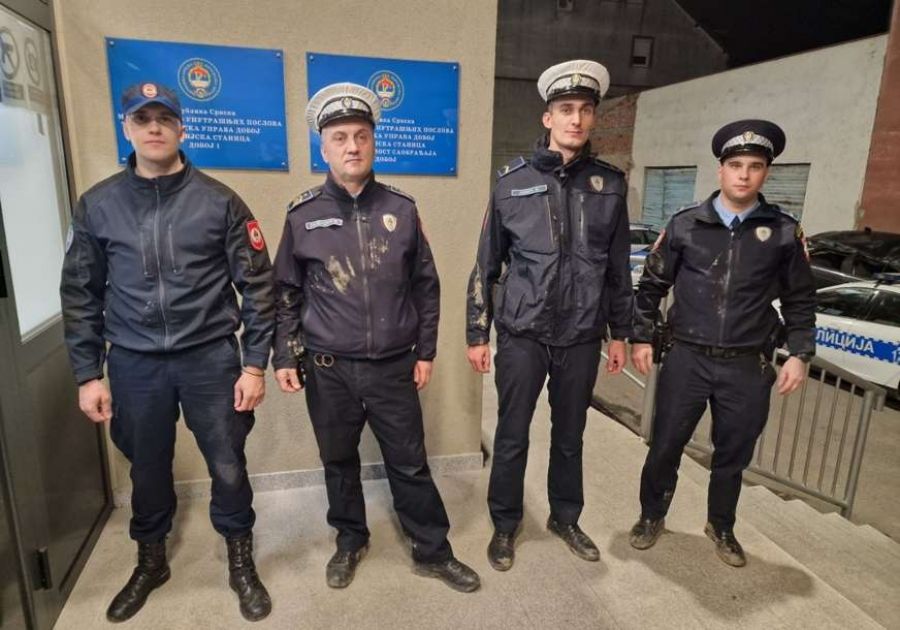 HRABRI POLICAJCI IZVUKLI DJEVOJKU IZ RIJEKE BOSNE U DOBOJU HRABRI POLICAJCI IZVUKLI DJEVOJKU IZ RIJEKE BOSNE U DOBOJU
