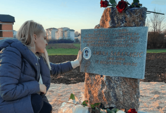 “MIRNO SPAVAJ MILA MOJA SESTRICE”: OTKRIVENA SPOMEN PLOČA LIKVIDIRANOJ AMINI ŠABANAGIĆ IZ SANSKOG MOSTA “MIRNO SPAVAJ MILA MOJA SESTRICE”: OTKRIVENA SPOMEN PLOČA LIKVIDIRANOJ AMINI ŠABANAGIĆ IZ SANSKOG MOSTA