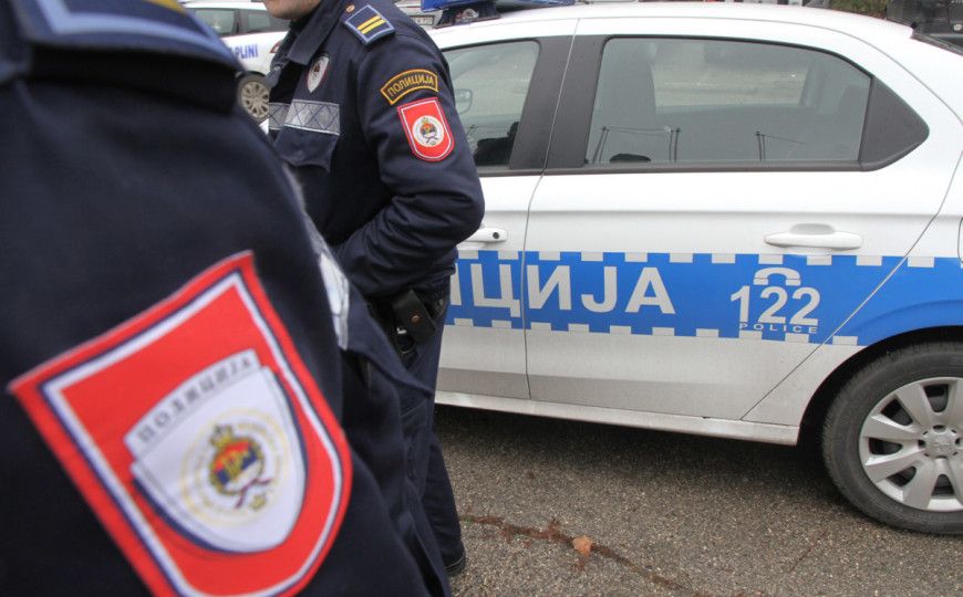 U Bijeljini nasilnik napao djevojku, ona se branila kišobranom: Jedna sugrađanka pokazala hrabrost i prišla da joj pomogne U Bijeljini nasilnik napao djevojku, ona se branila kišobranom: Jedna sugrađanka pokazala hrabrost i prišla da joj pomogne