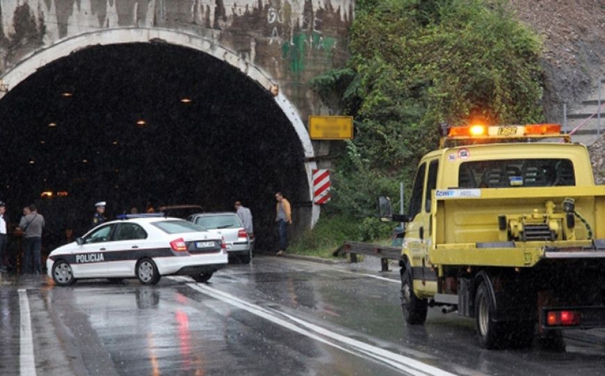 Stravična nesreća kod Žepča: U sudaru teretnog vozila i dva automobila poginuo muškarac