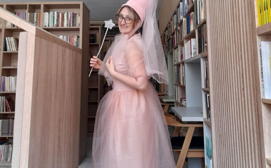Bibliotekarka u kostimu vile djeci vraća ljubav prema knjigama Bibliotekarka u kostimu vile djeci vraća ljubav prema knjigama