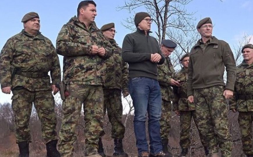 Ministar odbrane Vučević obišao pripadnike Vojske Srbije duž granice sa Kosovom Ministar odbrane Vučević obišao pripadnike Vojske Srbije duž granice sa Kosovom