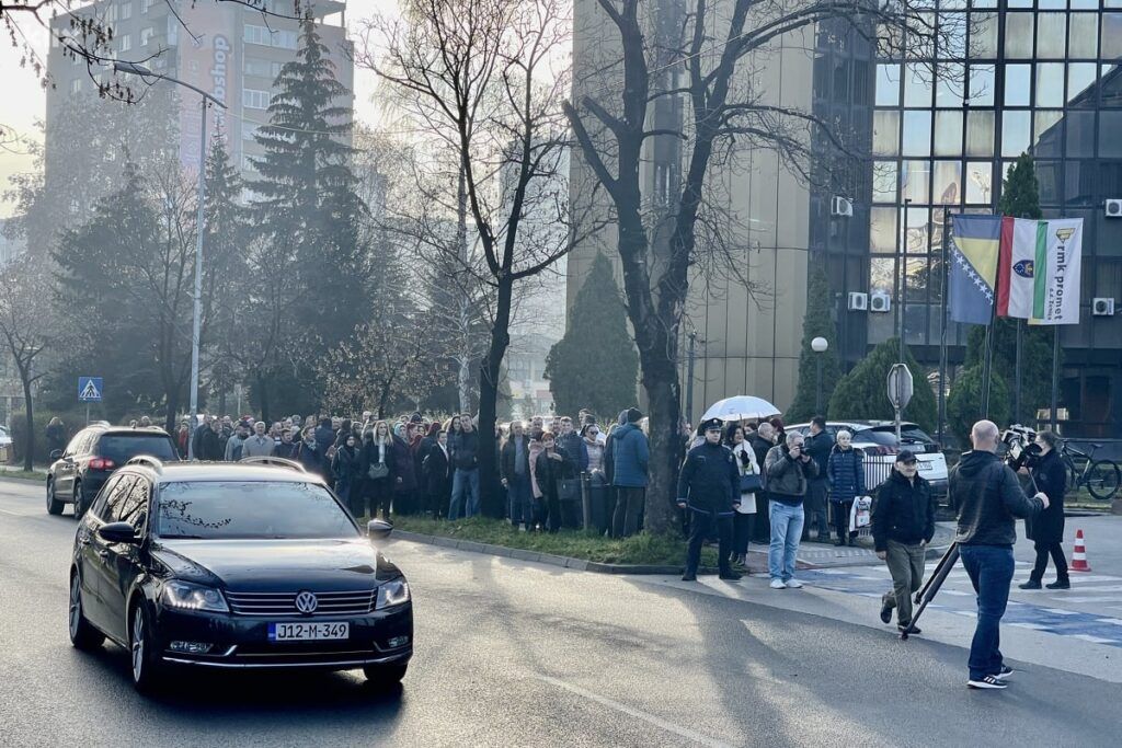 Prosvjetari, policija i uposlenici javne uprave protestuju pred zgradom Vlade ZDK