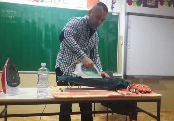 Učitelj đake uči kako da peglaju, ispeku palačinke i budu ljudi Učitelj đake uči kako da peglaju, ispeku palačinke i budu ljudi