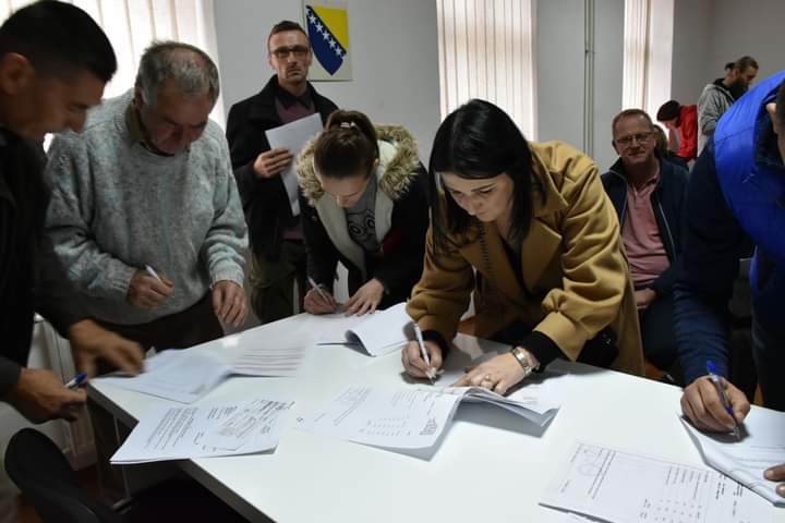 DODIJELJENA PČELARSKA OPREMA ZA DVADESET KORISNIKA U TEŠNJU DODIJELJENA PČELARSKA OPREMA ZA DVADESET KORISNIKA U TEŠNJU