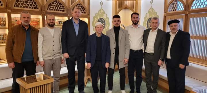 ISMET SALKANOVIĆ IZ TEŠNJA: NOVI HAFIZ KUR'ANA ISMET SALKANOVIĆ IZ TEŠNJA: NOVI HAFIZ KUR'ANA