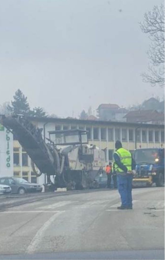 <strong>Upozorenje vozačima! U Industrijskoj zoni Bukva saobraćaj se odvija naizmjeničnim propuštanjem</strong> <strong>Upozorenje vozačima! U Industrijskoj zoni Bukva saobraćaj se odvija naizmjeničnim propuštanjem</strong>
