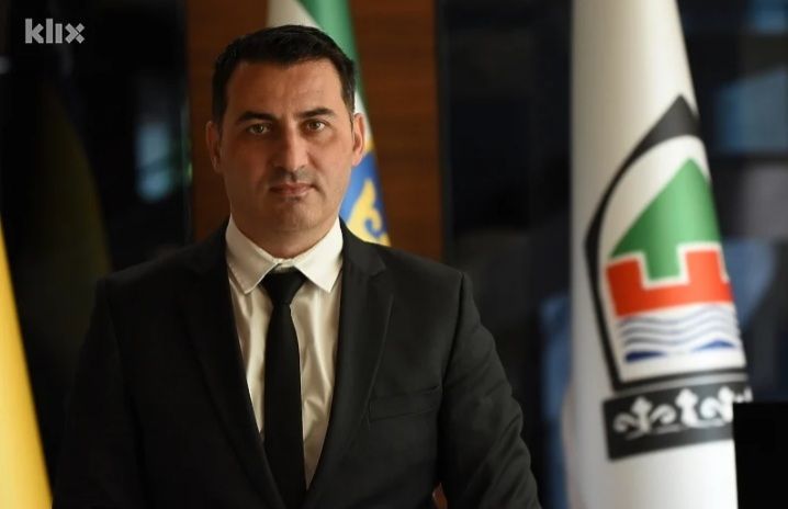 Kakanj: Umjesto plaćanja pjevača za doček Nove godine odlučili pomoći penzionere Kakanj: Umjesto plaćanja pjevača za doček Nove godine odlučili pomoći penzionere