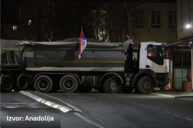Kosovo zatvorilo glavni granični prijelaz nakon blokade cesta u Srbiji Kosovo zatvorilo glavni granični prijelaz nakon blokade cesta u Srbiji