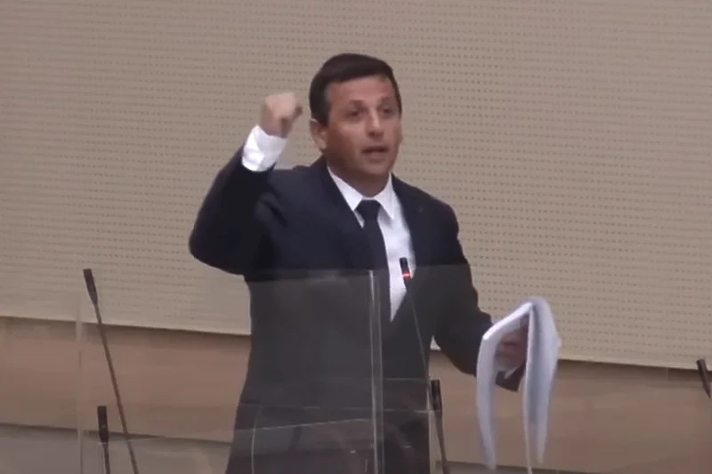 Buran početak sjednice NSRS-a: Vukanović opet napravio show Buran početak sjednice NSRS-a: Vukanović opet napravio show