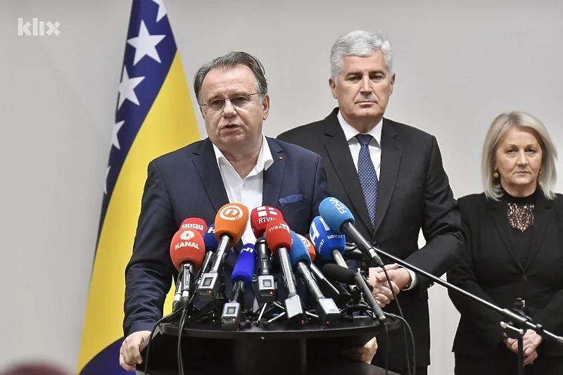 Nermin Nikšić najavio da će biti premijer Federacije BiH Nermin Nikšić najavio da će biti premijer Federacije BiH