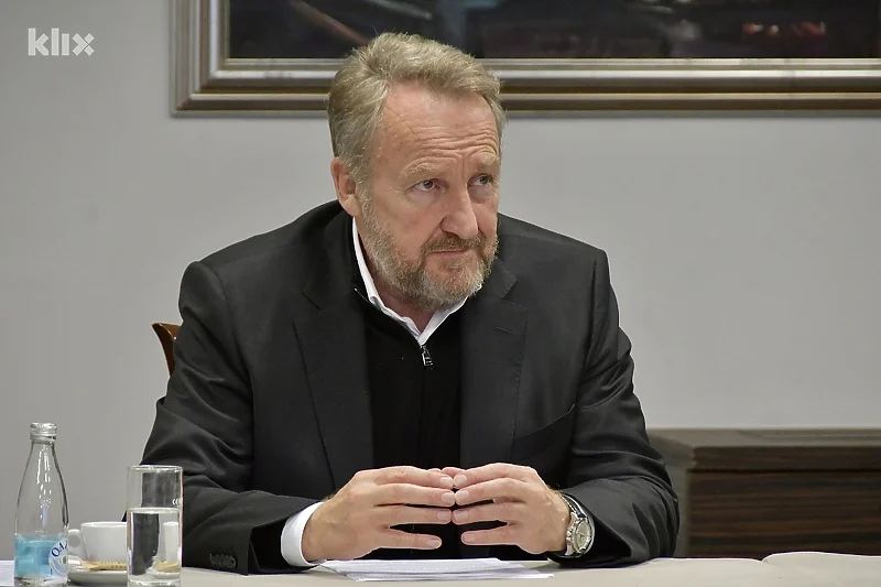 Izetbegović o susretu Dodika i Osmorke: Muslimani su se odazvali sastanku u vinskoj destileriji Izetbegović o susretu Dodika i Osmorke: Muslimani su se odazvali sastanku u vinskoj destileriji