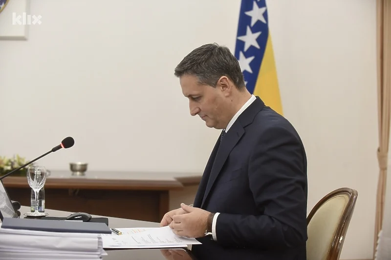 Vruć krompir u rukama Bećirovića: Na sto stiže imenovanje Borjane Krišto i Dodikovi zahtjevi Vruć krompir u rukama Bećirovića: Na sto stiže imenovanje Borjane Krišto i Dodikovi zahtjevi