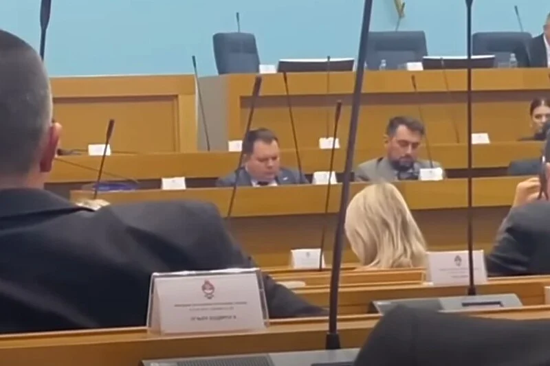 Snimak hit na društvenim mrežama: Da li je ministar zadrijemao na sjednici NSRS-a? Snimak hit na društvenim mrežama: Da li je ministar zadrijemao na sjednici NSRS-a?