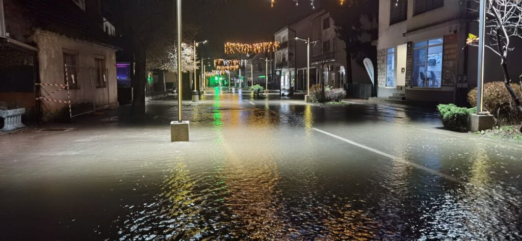 Poplave u Sanskom Mostu: Noćas se oglasile sirene za uzbunu, brojna naselja pod vodom Poplave u Sanskom Mostu: Noćas se oglasile sirene za uzbunu, brojna naselja pod vodom