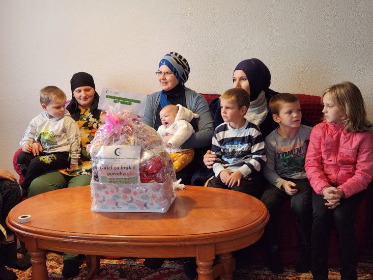Reis Kavazović darovao sedmo dijete porodice Lelić i šesto dijete porodice Mulalić