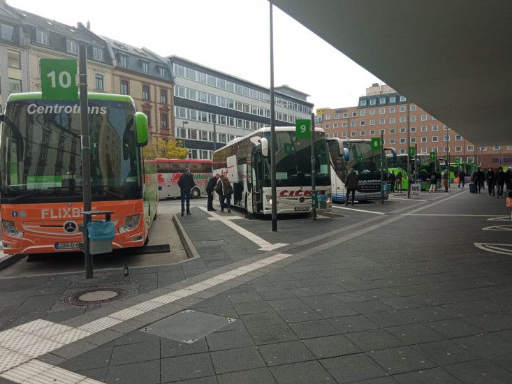 U FRANKFURTU KAO U BIH: AUTOBUSKA STANICA PUNA PREVOZNIKA I PUTNIKA IZ NAŠE ZEMLJE