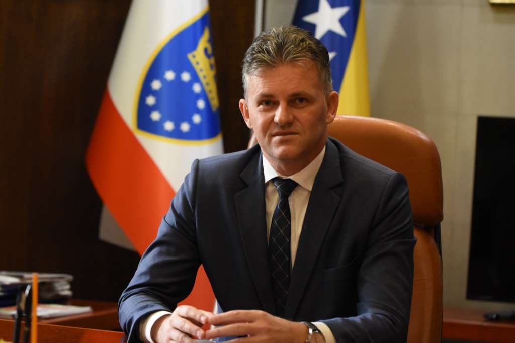 <strong>Zaposleni na budžetu ZDK će dobiti jednokratku pomoć od 1.080 KM</strong> <strong>Zaposleni na budžetu ZDK će dobiti jednokratku pomoć od 1.080 KM</strong>