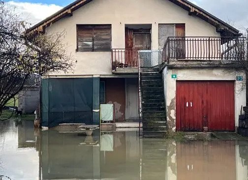 "Avaz" u Doglodima kod Sarajeva: Jedna kuća pod vodom, stanari ne mogu da izađu