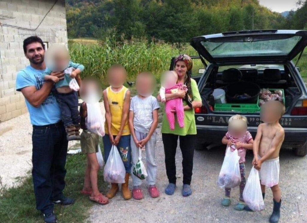 Desetero djece iz Bužima ostalo bez majke: O njima se brinu otac i dobri ljudi Desetero djece iz Bužima ostalo bez majke: O njima se brinu otac i dobri ljudi
