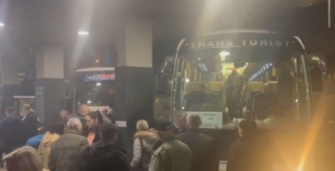 Tužni prizori iz BiH: Za jednu noć u Njemačku otišlo čak 7 autobusa Tužni prizori iz BiH: Za jednu noć u Njemačku otišlo čak 7 autobusa