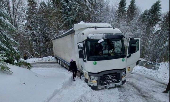 <strong>TURSKOG VOZAČA KOJI JE OSTAO ZAROBLJEN U SNIJEGU NA PONIJERIMA, UGOSTILA JEDNA KAKANJSKA PORODICA</strong>