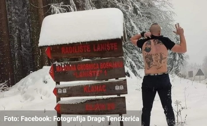 Užas: Slikao se pored natpisa masovne grobnice Lanište, pokazao 3 prsta i tetovirane četnike