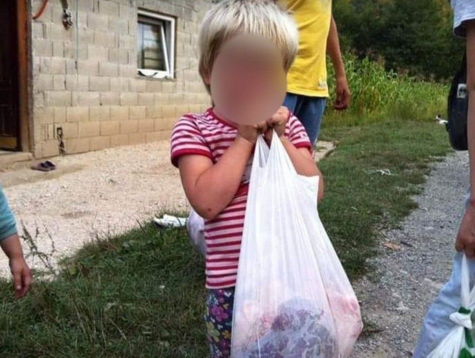 Desetero djece iz Bužima ostalo bez majke: O njima se brinu otac i dobri ljudi