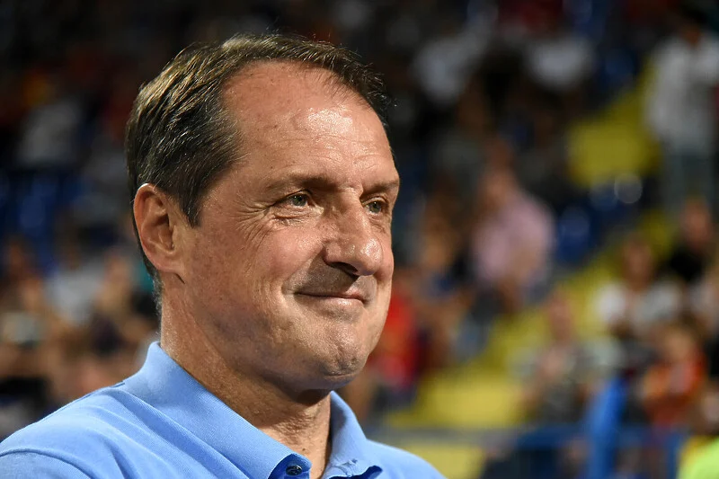 Faruk Hadžibegić je novi selektor reprezentacije Bosne i Hercegovine Faruk Hadžibegić je novi selektor reprezentacije Bosne i Hercegovine