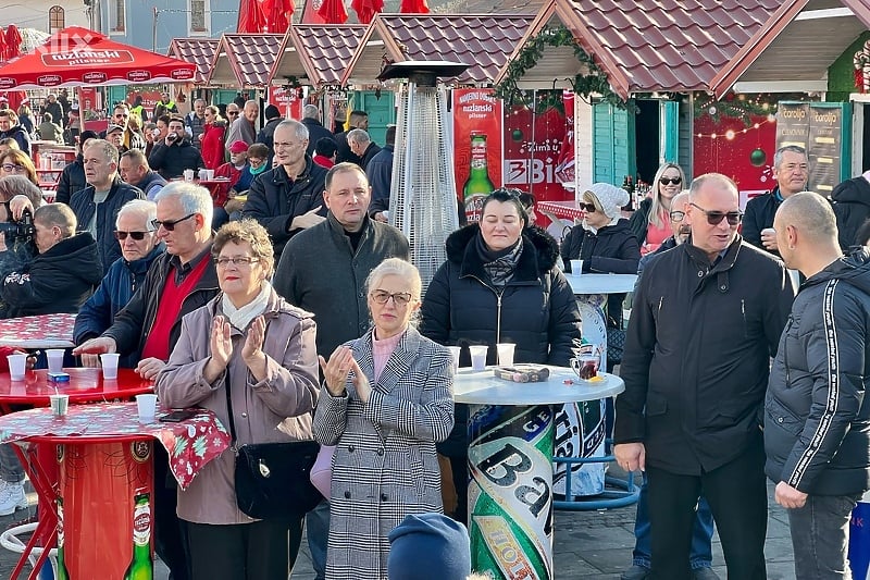 Bogatstvo različitosti u Tuzli: Pripadnici svih konfesija uz kolače, vino i muziku proslavili Božić
