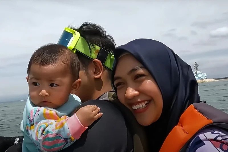 Indonezijski influenseri zajedno s bebom vozili jet ski, pratioci ih oštro osudili