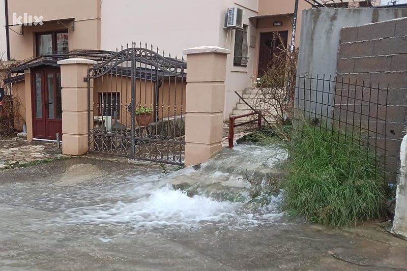 U Mostaru se izlila rijeka Radobolja, poplavio dio Starog grada