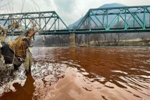 Užasni prizori u Zenici: Zagađena rijeka Bosna obojena crvenom bojom