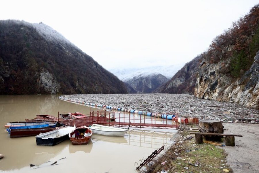 STRANI MEDIJI O NAŠOJ SRAMOTI: Smeće pluta rijekom Drinom kod Višegrada