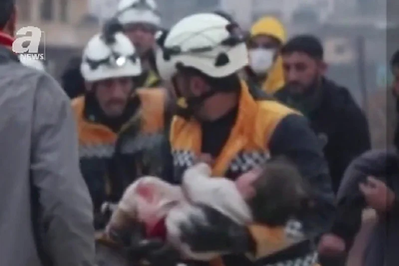Emotivni snimak spašavanja bebe iz ruševina u sirijskom gradu Azaz