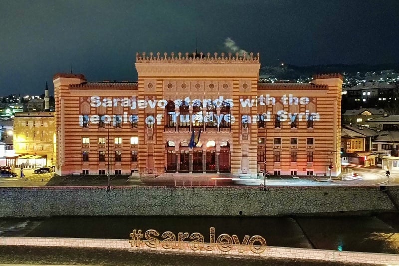 Sarajevo solidarno sa Turskom i Sirijom: Vijećnica osvjetljena crvenom bojom, ispisana i poruka