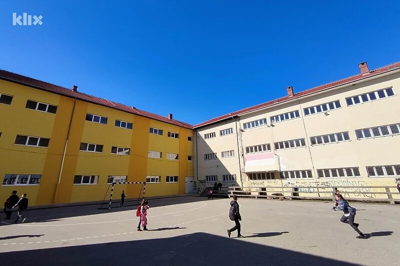 Dvije škole pod jednim krovom: U Stocu za Hrvate postavljena fasada, za Bošnjake se čeka