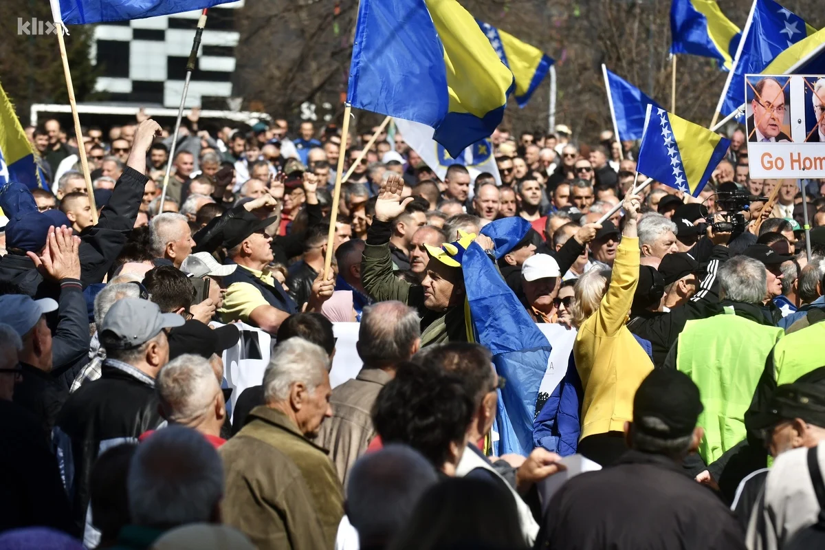 Protesti ispred OHR-a: Nekoliko hiljada građana uzvikuje "izdaja" uz poruku da je ovaj skup upozorenje