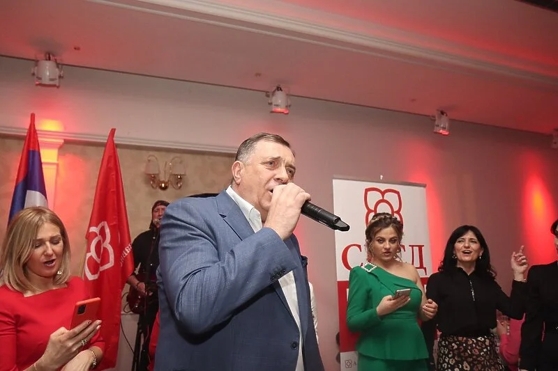 Dodik povodom 8. marta ženama SNSD-a pjevao pjesmu Halida Bešlića