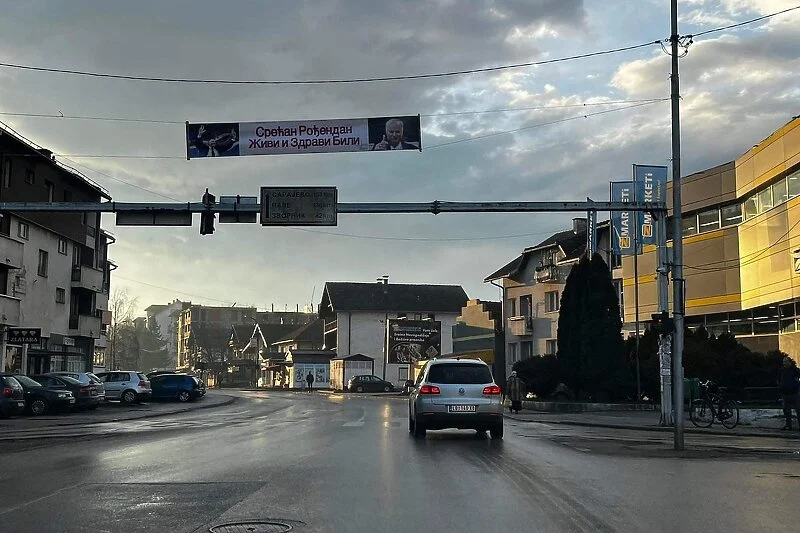 Sramna rođendanska čestitka Ratku Mladiću u centru Bratunca: Postavili su je poznati negatori genocida