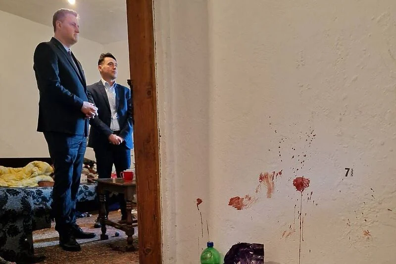 Bećirović posjetio porodicu napadnutih povratnika kod Višegrada, objavljene fotografije krvavih zidova