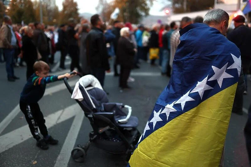 Protesti ispred OHR-a u 14 sati: Schmidtove odluke su Osmorku odvele u ćorsokak, SDA na rub, a HDZ ni okrznule